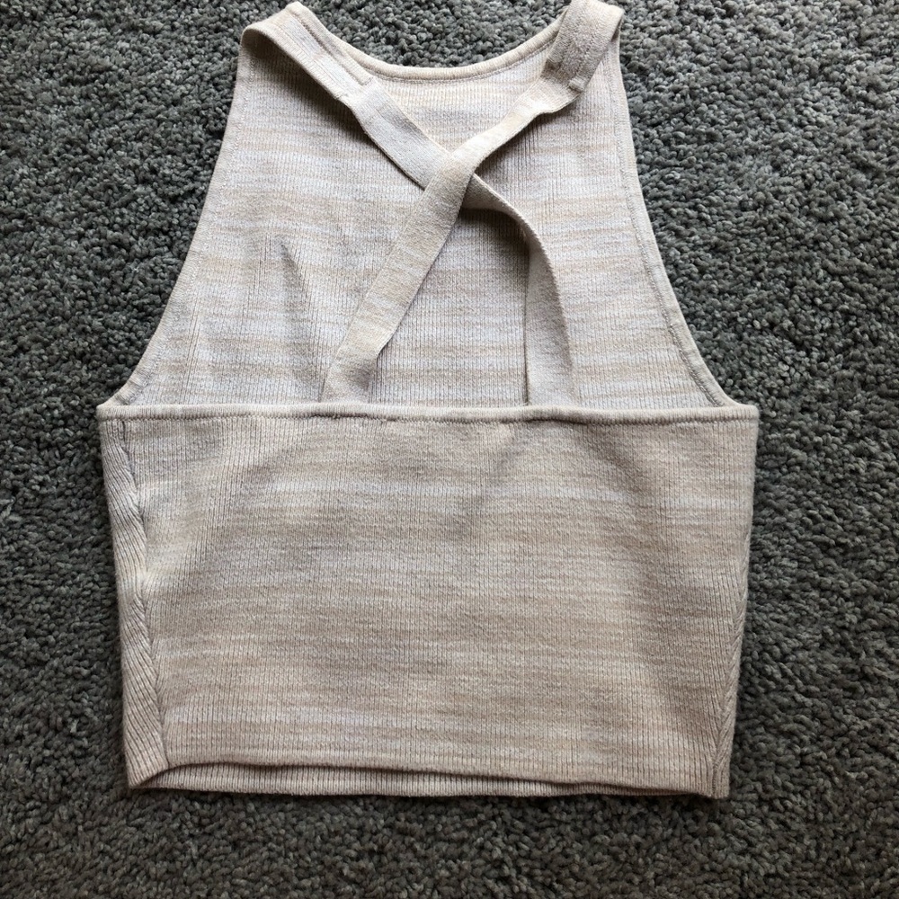 SUPER CUTE hollister crop top - Picture 2 of 3